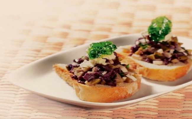 Tapenade de aceitunas sobre pan campesino